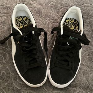 PUMA Suede Classic XXI Sneakers Black and White Size 4.5 Big Kids